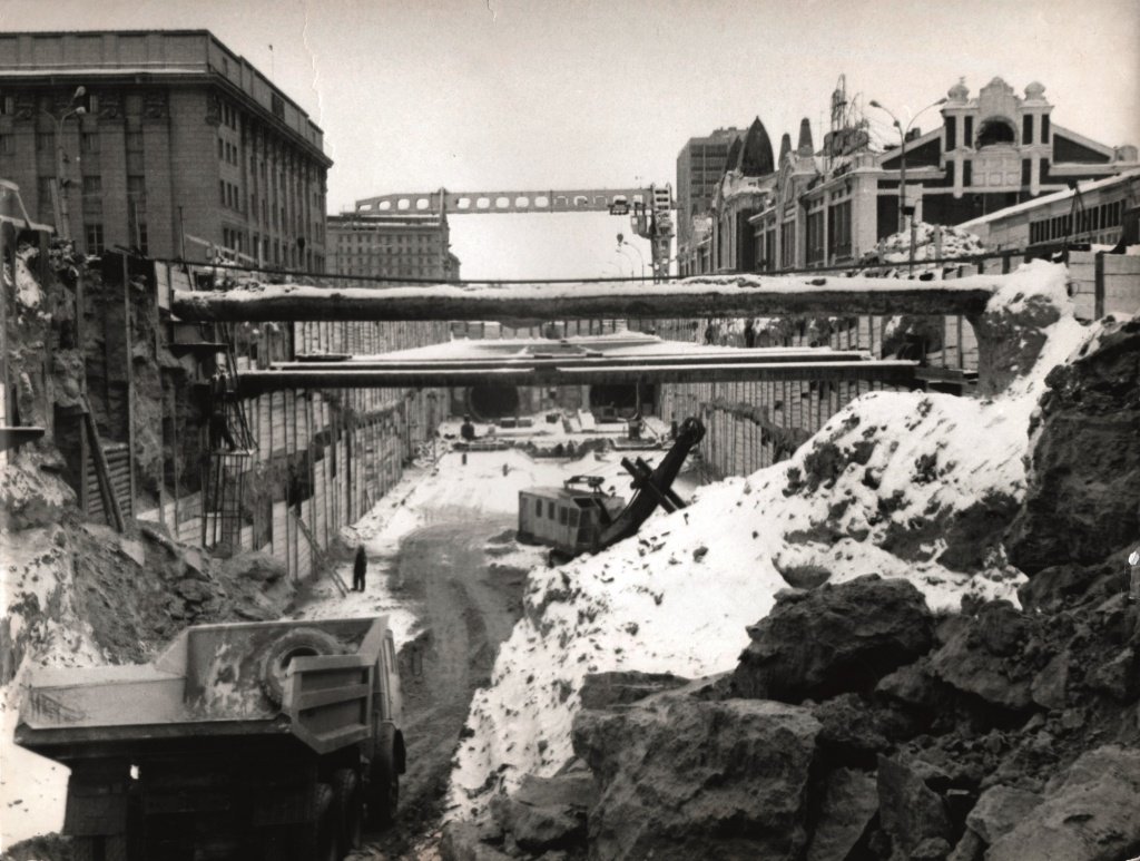 Отрывка котлована станции Площадь Ленина, начало 1980..jpg